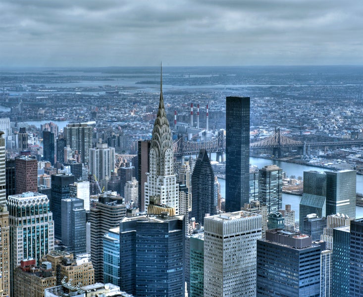 Ansicht der New Yorker Skyline mit Wolkenkratzern und Brücke