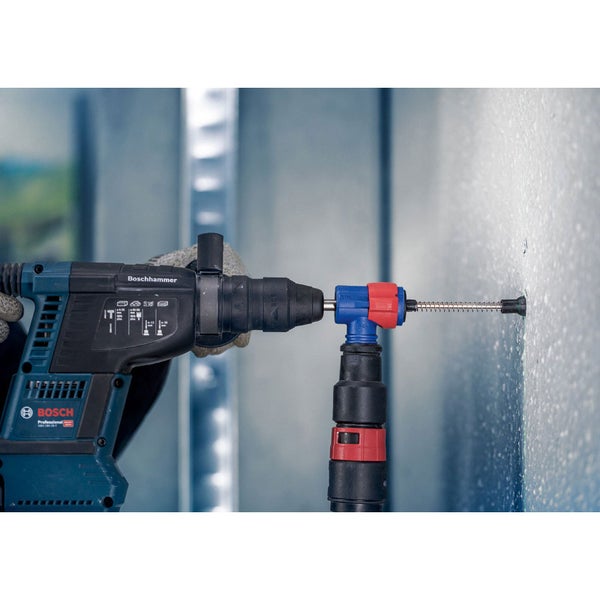 Bohrmaschine beim Bohren eines Lochs in eine Wand