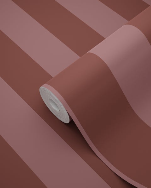 Vliestapete mit diagonalem Blockstreifenmuster, ein Teil der Rolle ist abgerollt.