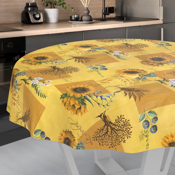 Runde Tischdecke mit dekorativem Sonnenblumen- und Pflanzenmuster in einer hellen, modernen Küche auf einem Esstisch.
