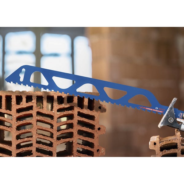 Blaue Säbelsäge schneidet einen Ziegelstein