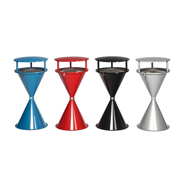 Vier Standaschenbecher aus Metall in Sanduhrform mit Regenschutzdach in Blau, Rot, Schwarz und Silber.