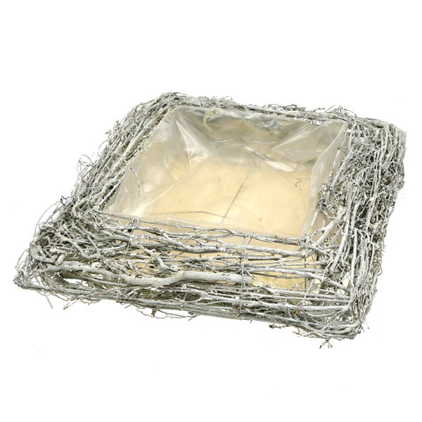 Viereckiger Pflanzkorb aus Zweigen mit Folie