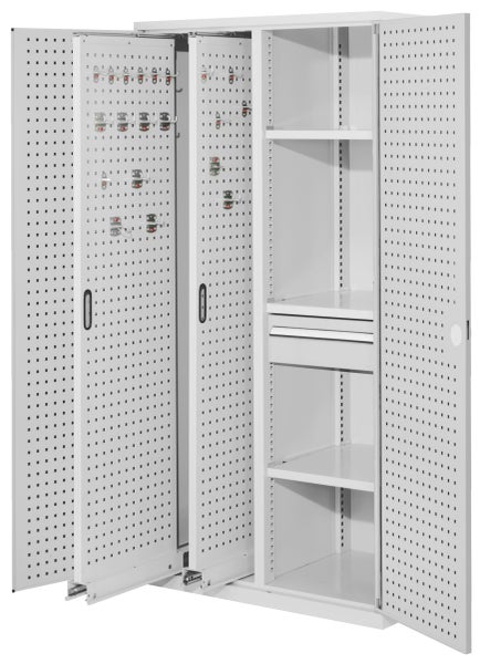 Werkzeugschrank aus Metall mit Flügeltüren, zwei ausziehbaren Lochwänden mit Haken, einer Schublade und mehreren Regalfächern.