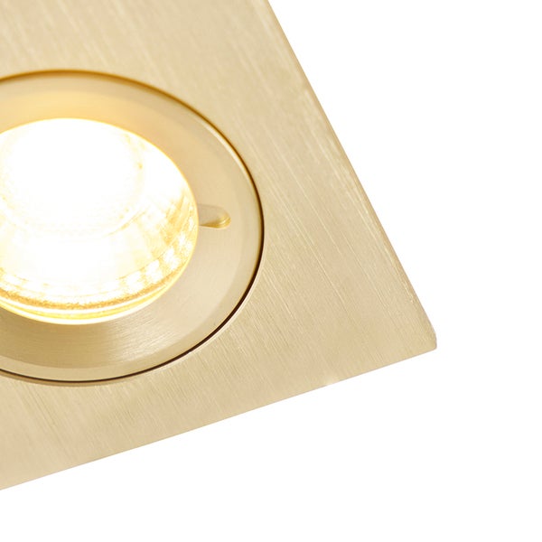 Nahaufnahme eines quadratischen Einbaustrahlers aus gebürstetem Metall mit rundem, eingeschaltetem Leuchtmittel.