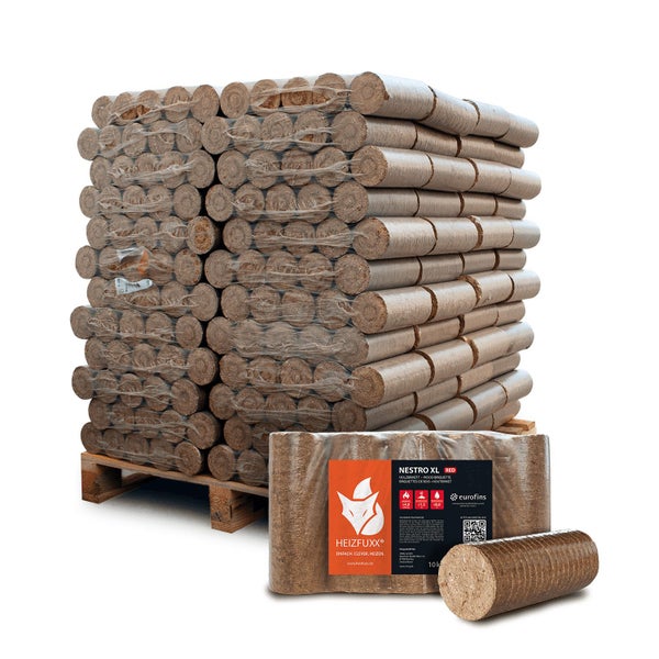 Eine Palette mit zylindrischen Nestro XL Holzbriketts von Heizfuxx sowie ein einzelnes Paket und ein loses Brikett im Vordergrund.