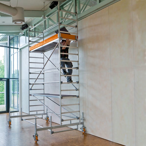 Gerüst mit Person bei Montagearbeiten im Innenraum