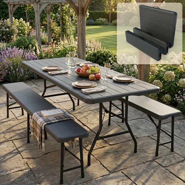 Klappbare Garten-Sitzgruppe mit Tisch und zwei Bänken in Holzoptik auf einer hellen Steinterrasse im Garten, inklusive Ansicht im geklappten Zustand.