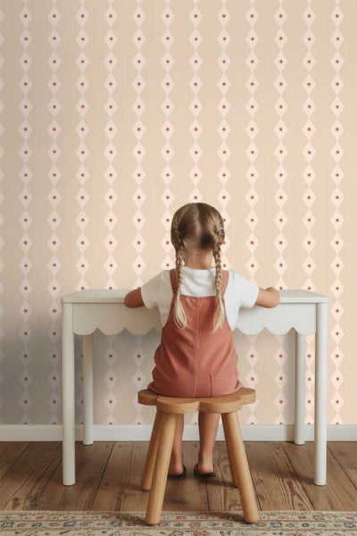 Kindertapete mit Rautenmuster und kleinen Sternen in einem Kinderzimmer mit Schreibtisch und kleinem Holzhocker.