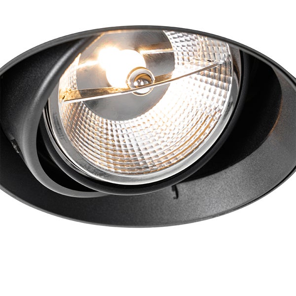 Nahaufnahme eines leuchtenden Deckeneinbaustrahlers mit schwarzem Gehäuse und strukturiertem Reflektor.