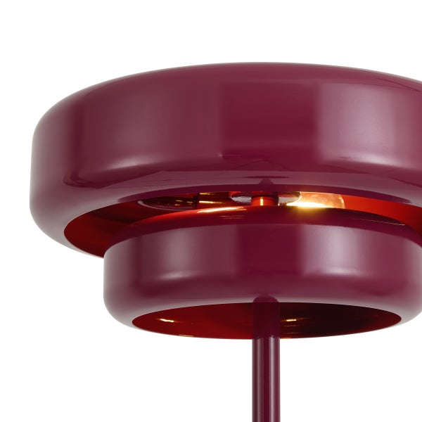 Moderne Deckenleuchte mit zwei runden Metallschirmen und zentraler Lichtquelle.