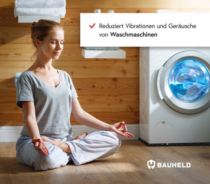 Frau meditiert vor einer Waschmaschine, die dank Vibrationsdämpfer leise läuft, Bauheld Logo, Text reduziert Vibrationen und Geräusche.