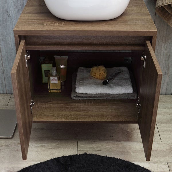 Waschbeckenunterschrank mit geöffneten Türen und Badezimmerartikeln