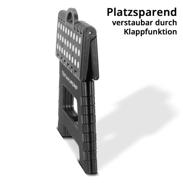 Zusammengeklappter Klapphocker aus Kunststoff von Stahlwerk, platzsparend verstaubar durch Klappfunktion.