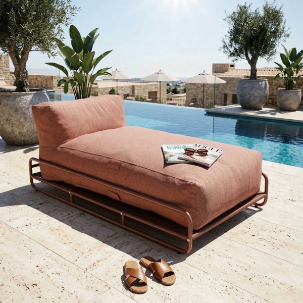 Terracottafarbene Outdoor-Lounge-Liege mit Metallgestell an einem Pool auf einer hellen Steinterrasse mit Olivenbäumen.