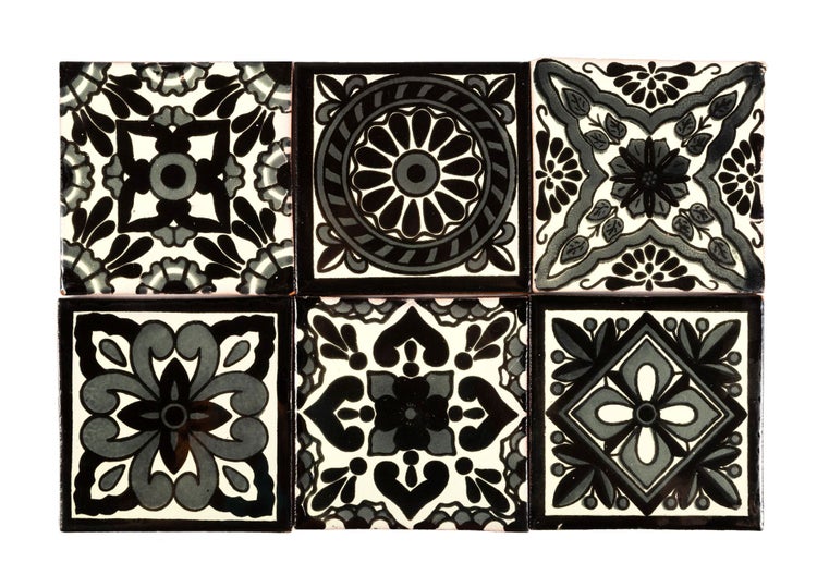 Sechs dekorative Fliesen mit floralen Mustern
