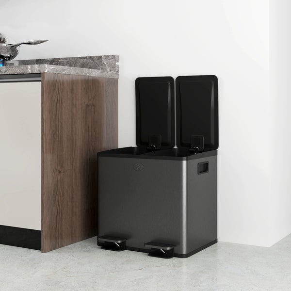 Abfalleimer mit zwei Fächern und Pedalbetätigung mit den Maßen 43,2 cm Höhe, 36,6 cm Tiefe und 41,7 cm Breite.