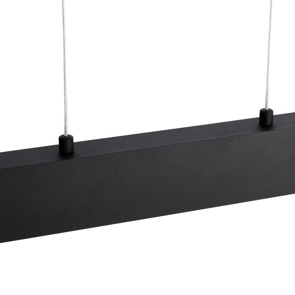 Detail einer schwarzen Hängeleuchte mit Kabelaufhängung