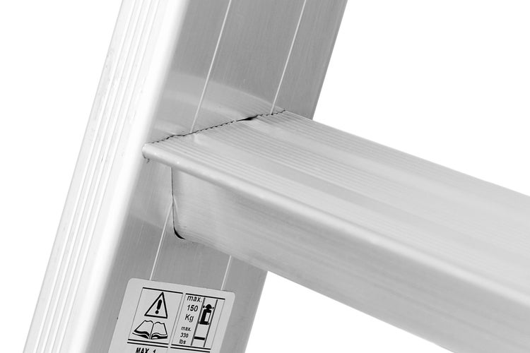 Detail einer Aluminiumleiter mit Sicherheitsaufkleber zur maximalen Belastung von 150 Kilogramm