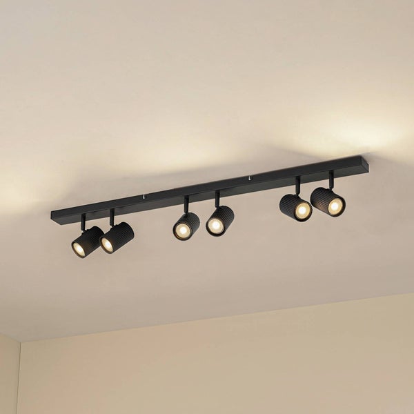 Deckenleuchte mit sechs Strahlern zur Innenraumbeleuchtung