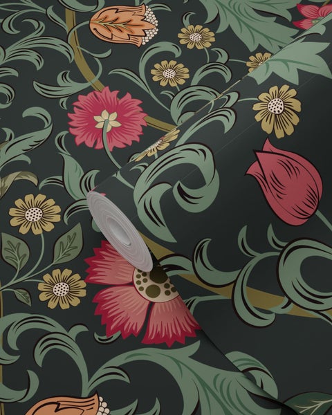 Vliestapete mit floralem Muster, illustrierte Blumen und Ranken.