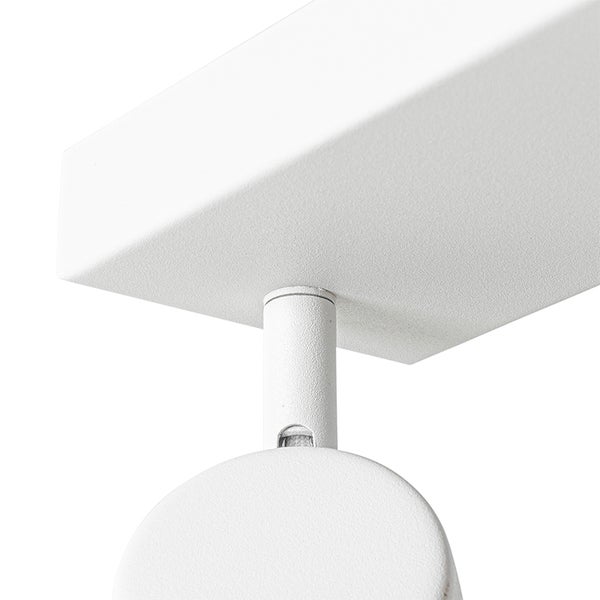 Detailaufnahme einer weißen Deckenleuchte.