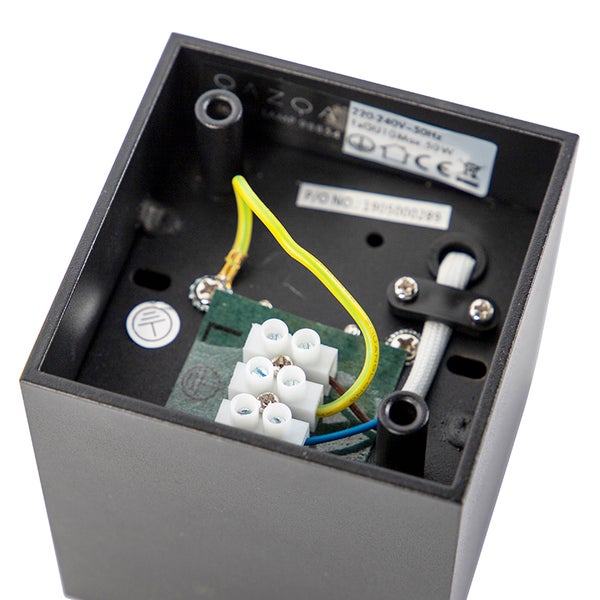 Innenansicht einer Außenleuchte mit elektrischen Anschlüssen