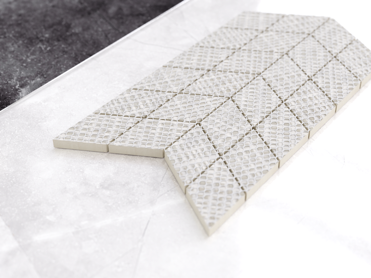 Mosaikfliese in Rautenform, rückseitig netzverklebt.