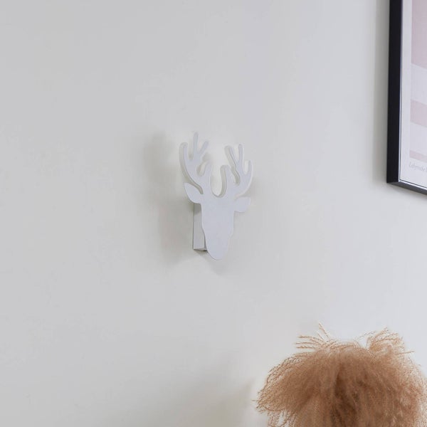 Wandlampe in Form eines Hirschkopfes mit Geweih, weiß, minimalistisches Design.