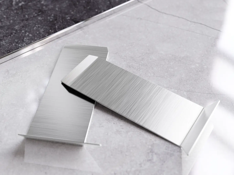 Zwei silberfarbene Schubladeneinsätze aus Metall