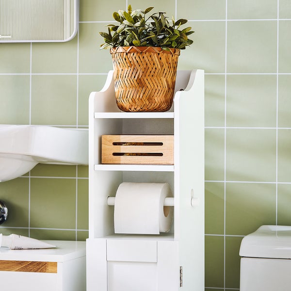 Badezimmer Szene mit einem weißen Badregal inklusive Dekoration