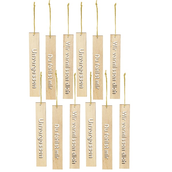 Mehrere hölzerne Anhänger mit den Aufschriften 'Wir vermissen dich', 'Du fehlst mir' und 'Unvergessen' an einer Schnur