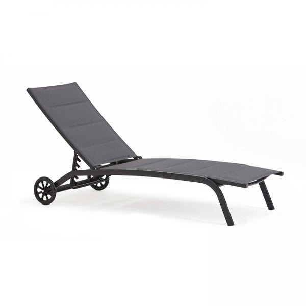 Sonnenliege mit verstellbarer Rückenlehne, Rädern und Textilbezug auf Aluminiumgestell.