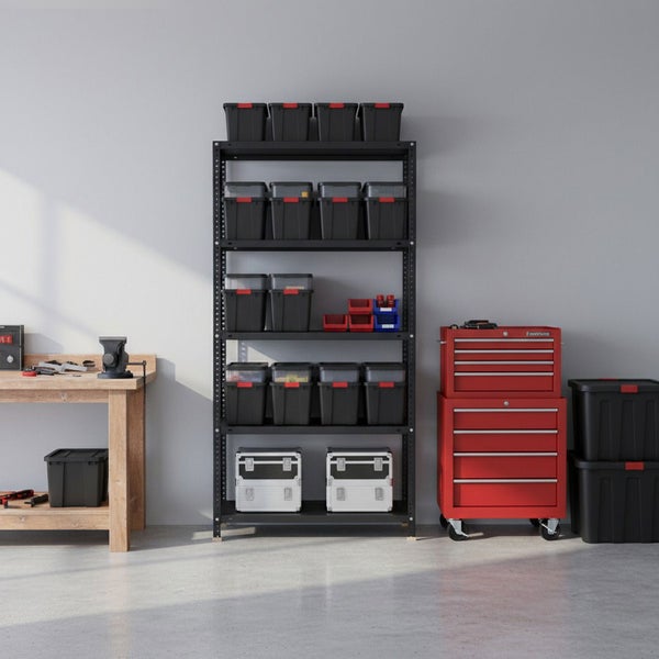 Organisierte Werkstatt mit schwarzem Schwerlastregal, hölzerner Werkbank mit Schraubstock und rotem Werkzeugwagen auf hellem Boden.