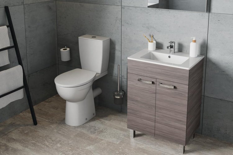 Modernes Badezimmer mit Toilette und Waschtischunterschrank