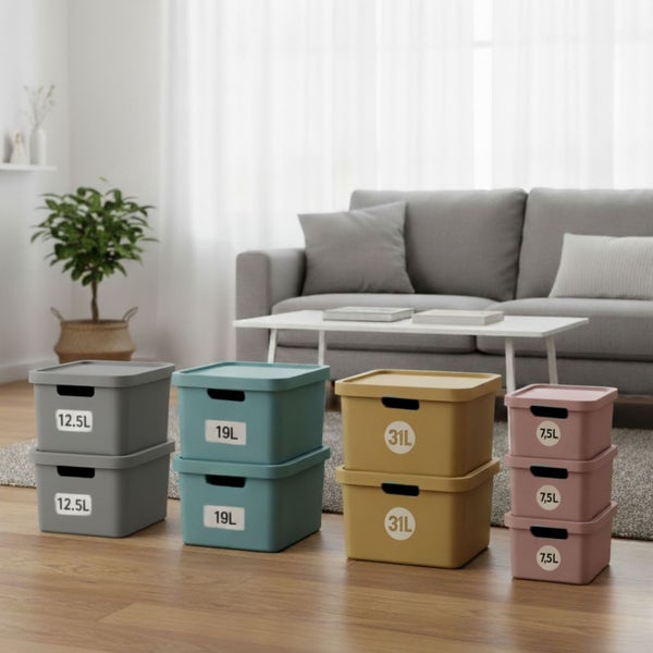 Stapelbare Aufbewahrungsboxen in verschiedenen Größen im Wohnzimmer