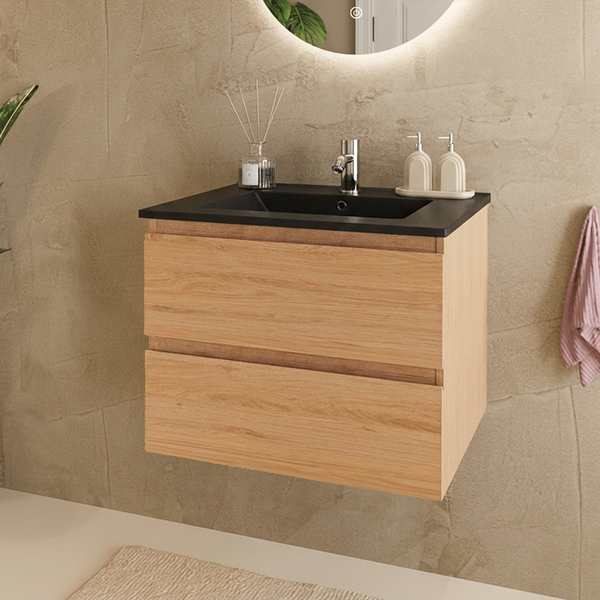 Wandhängender Waschtischunterschrank in Holzoptik mit zwei Schubladen und schwarzem Waschbecken vor einer strukturierten Wand im modernen Badezimmer.
