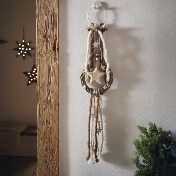 Dekorativer Weihnachtswandhänger mit Sternmotiven aus Holz und Naturfasern