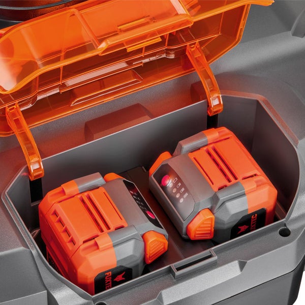 Zwei Akkus in einem Aufbewahrungsbehälter mit geöffnetem Deckel