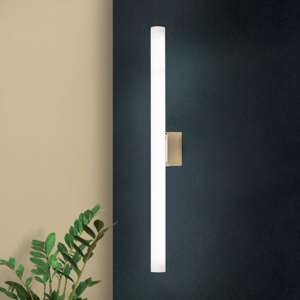 Moderne LED Wandleuchte in stabförmigem Design mit satinierter Oberfläche montiert an einer Wand.