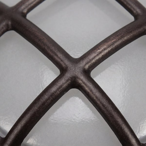 Detailansicht eines rustikalen Metallschutzgitters einer Außenleuchte mit mattem Diffusor.