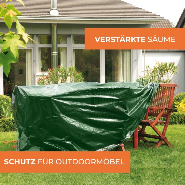 Grüne Schutzhülle für Gartenmöbel mit verstärkten Säumen im Garten auf einer Rasenfläche.