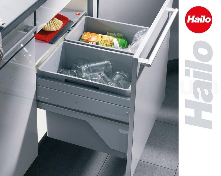 Hailo Logo. Ausziehbares Mülltrennsystem im Küchenschrank mit zwei Kunststoffbehältern für die Mülltrennung von Glas und Verpackungsabfall.