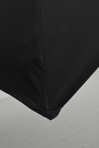 Detailaufnahme der Ecke einer Sonnenschirmbespannung mit Stoffstruktur und Naht.
