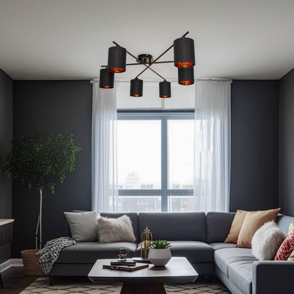 Sechsflammige Deckenleuchte in einem modern eingerichteten Wohnzimmer mit grauem Ecksofa, Couchtisch und großem Fenster mit weißen Vorhängen.