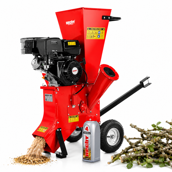 Hecht Benzin-Häcksler in Rot mit Verbrennungsmotor, zwei Rädern, Einfülltrichter, Auswurfschacht, einer Flasche Motoröl, Ästen und Holzspänen.