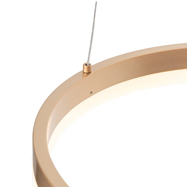 Detailaufnahme einer goldenen LED-Ringpendelleuchte