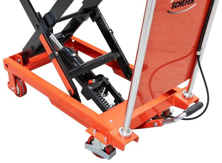 Detailaufnahme der Hydraulik und des Scherenmechanismus eines Schefer Scherenhubwagens mit Rollen und Schefer Logo.