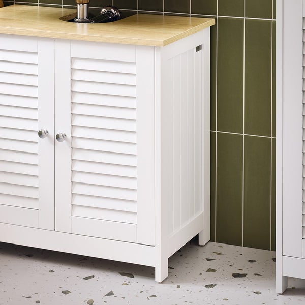 Unterschrank mit zwei Türen und Lamellenfront in einem Badezimmer