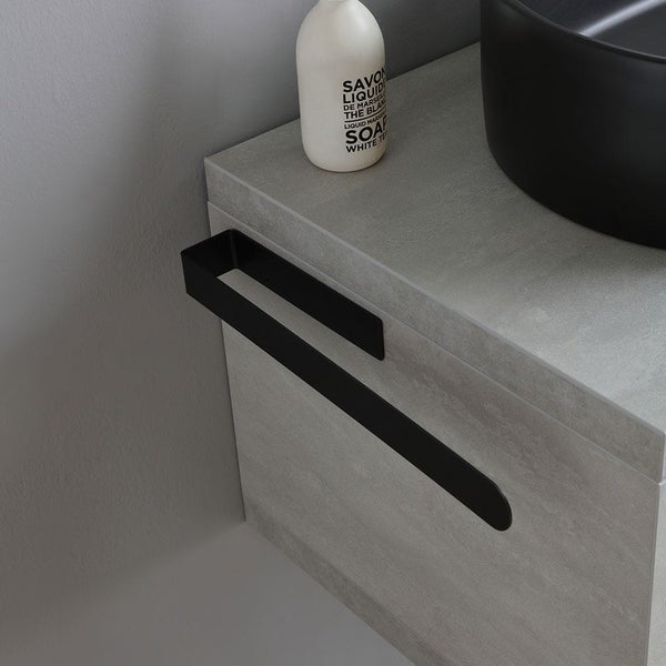 Detailaufnahme eines Badezimmerschranks mit Handtuchhalter, Waschtisch und Seifenspender